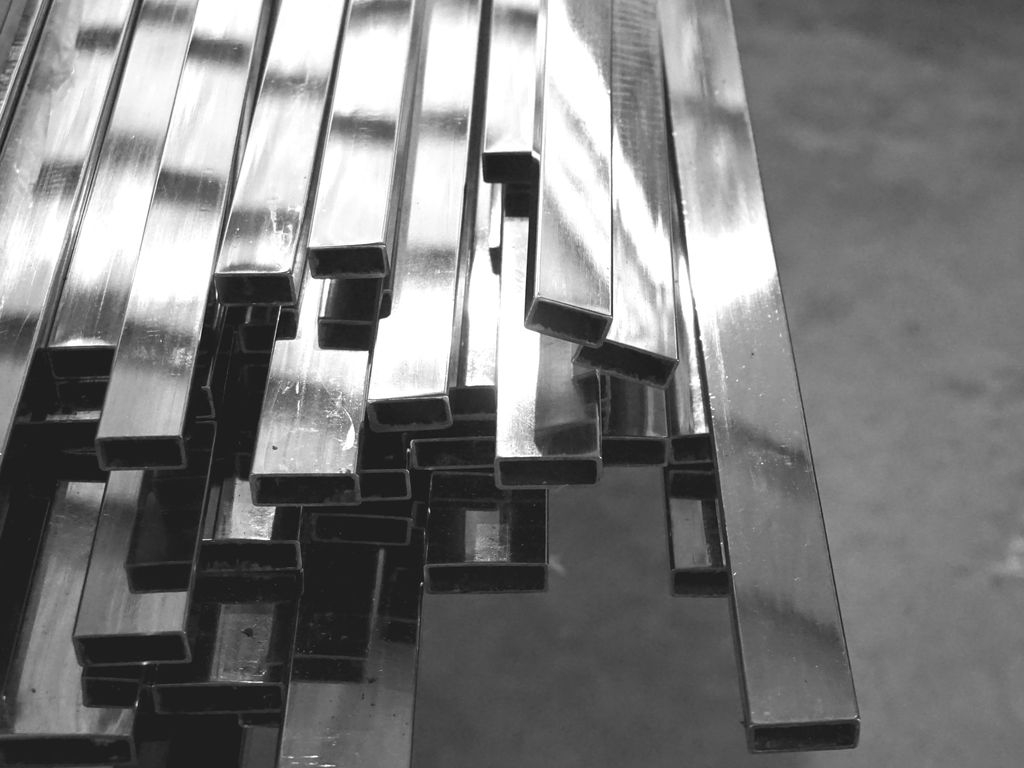 Труба нержавеющая квадратная 40x1.5 мм, шлифованная, вес 1 метра 1.78 кг, цена за метр